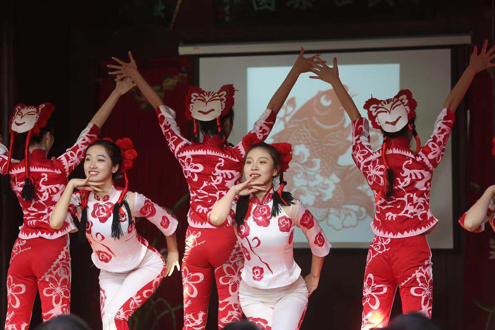 8日申遗成功10周年庆典活动,根据南京剪纸创编的舞蹈"剪纸姑娘(供图