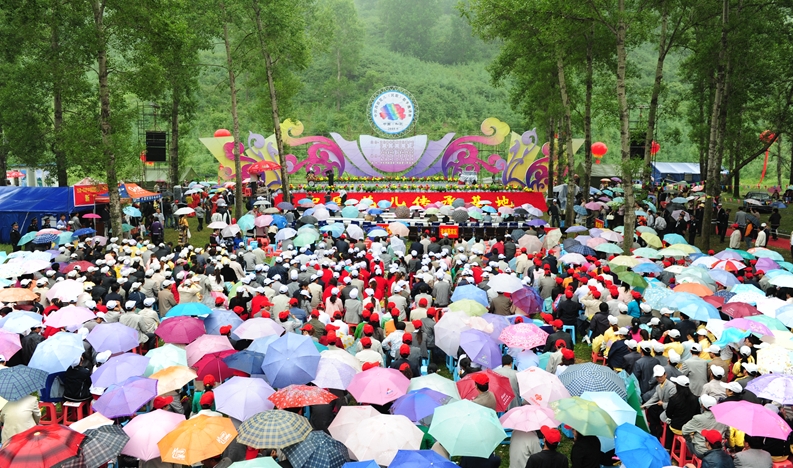 其中,甘肃省的花儿由临夏州和政县为主的"松鸣岩花儿会"(河州花儿)