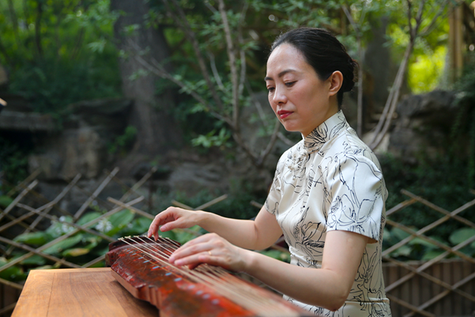 "良辰美景·恭王府非遗演出"琴家林晨以中国艺术研究院藏宋古琴"鸣凤"