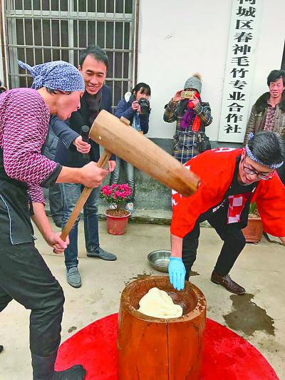 日本的来宾制作年糕