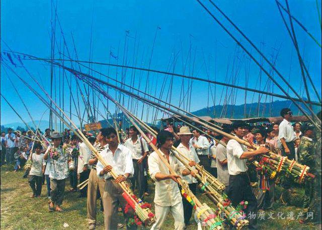 图7 放高升(四)放高升为纪念为民请命的英雄帕雅宛,各村寨在节日期间